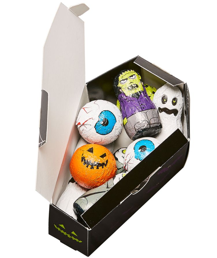 Geöffnete Verpackung von einem Klett Halloween Sarg mit verschiedenen Halloween Schokoladen Figuren